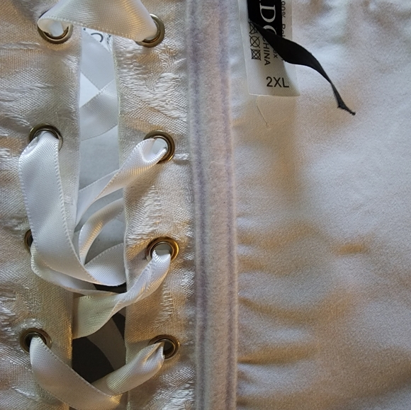 Boned Corset with brocade fabric - Picture 4 of 4